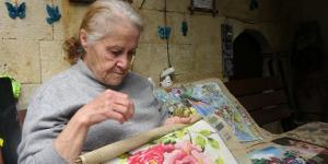 Annesinden öğrendiği goblen sanatıyla hayata tutunuyor