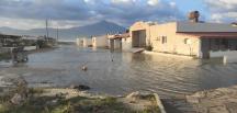 Hatay’da deniz taştı, iş yerleri ve caddeler sular altında kaldı