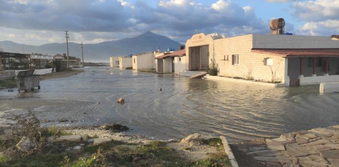 Hatay’da deniz taştı, iş yerleri ve caddeler sular altında kaldı