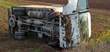 Hatay’da yağ dolu kamyonet devrildi: 3 yaralı