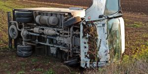 Hatay’da yağ dolu kamyonet devrildi: 3 yaralı