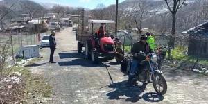 Yolda kalan traktörü motosiklet ile çektiler