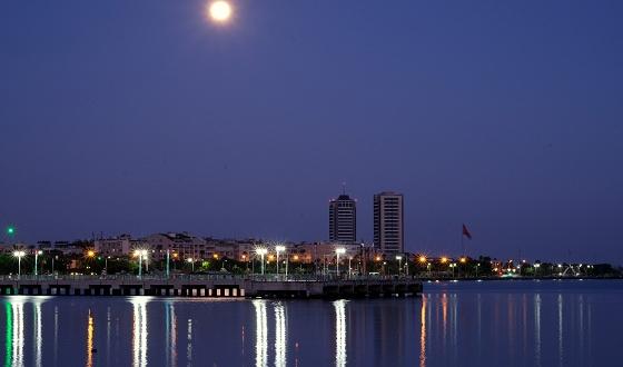 ‘Süper Ay’ın batışı kartpostallık görüntüler oluşturdu