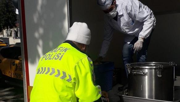 BAŞKAN YILMAZ’DAN KISITLAMADA GÖREV YAPAN EMNİYET GÜÇLERİMİZİN İÇLERİNİ ISITAN SICAK ÇORBA İKRAMI