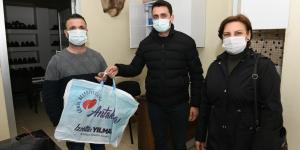 BAŞKAN YILMAZ’IN SELAMLARI İLE ESNAFA HİJYEN PAKETLERİ HEDİYE EDİLDİ