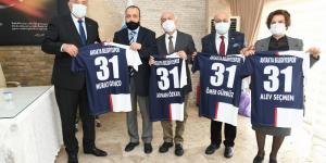 BAŞKAN YILMAZ’DAN MECLİS ÜYELERİNE FORMA HEDİYESİ