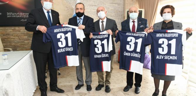 BAŞKAN YILMAZ’DAN MECLİS ÜYELERİNE FORMA HEDİYESİ