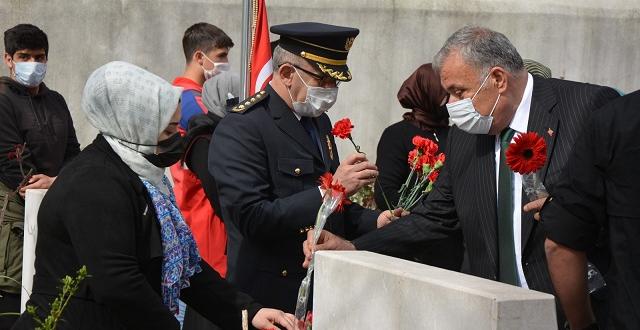ÇANAKKALE ŞEHİTLERİ DUALARLA ANILDI