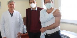 SAMANDAĞ BELEDİYE BAŞKANI AV. REFİK ERYILMAZ KORONAVİRÜS AŞISI OLDU