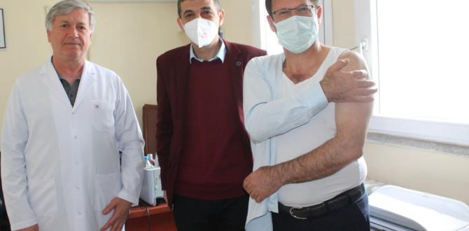 SAMANDAĞ BELEDİYE BAŞKANI AV. REFİK ERYILMAZ KORONAVİRÜS AŞISI OLDU
