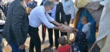 BAŞKAN YAVUZ ÇADIRDA YAŞAYAN ÇOCUKLARIN BAYRAMINI KUTLAYIP AYAKKABI HEDİYE ETTİ