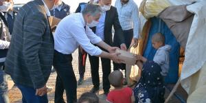 BAŞKAN YAVUZ ÇADIRDA YAŞAYAN ÇOCUKLARIN BAYRAMINI KUTLAYIP AYAKKABI HEDİYE ETTİ