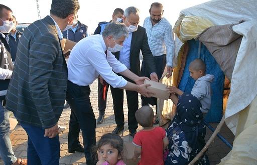 BAŞKAN YAVUZ ÇADIRDA YAŞAYAN ÇOCUKLARIN BAYRAMINI KUTLAYIP AYAKKABI HEDİYE ETTİ