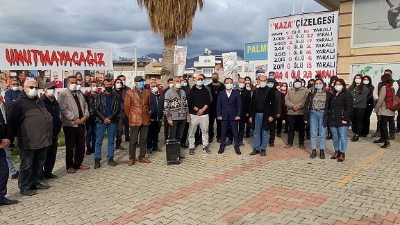 Freni boşalan tırın polis noktasındaki araçlara çarptığı kazada ölen 6 kişi anıldı