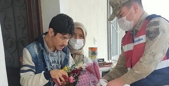 Jandarma, otizmli gençleri unutmadı
