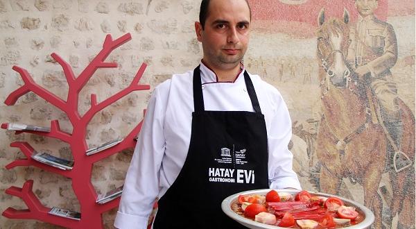 Gastronomi şehrinin vazgeçilmezi “Tepsi Kebabı” sofraları süslüyor