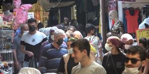 Hatay’da tam kapanmaya saatler kala vatandaşlar çarşıya akın etti
