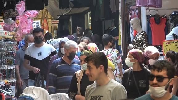 Hatay’da tam kapanmaya saatler kala vatandaşlar çarşıya akın etti