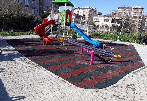 PARKLARDA KAUÇUK ZEMİN KAPLAMA ÇALIŞMALARI