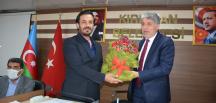MHP KIRIKHAN İLÇE BAŞKANI HAMZA CİRNOOĞLU BAŞKAN YAVUZ’A ÇİÇEK VERDİ