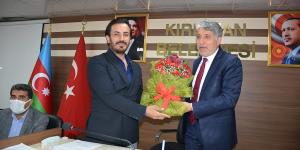 MHP KIRIKHAN İLÇE BAŞKANI HAMZA CİRNOOĞLU BAŞKAN YAVUZ’A ÇİÇEK VERDİ