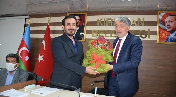MHP KIRIKHAN İLÇE BAŞKANI HAMZA CİRNOOĞLU BAŞKAN YAVUZ’A ÇİÇEK VERDİ