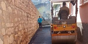ALTYAPI ÇALIŞMALARI TAMAMLANAN YOLLARDA ASFALTLAMA DEVAM EDİYOR