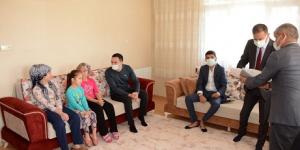 Hatay’da hayırsever iş adamı 352 çocuğu bayram öncesi sevindirdi