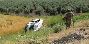 Askerleri taşıyan minibüs devrildi: 3 yaralı