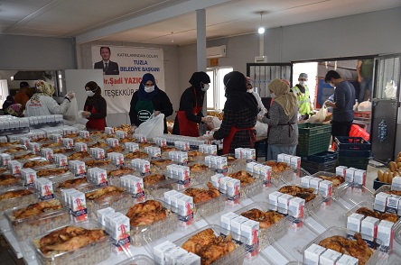 Afrin’de 100 bin kişiye iftarlık kumanya ve 7 bin gıda kolisi dağıtıldı