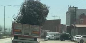Hatay’da hurda demir yüklü kamyonun tehlikeli yolculuğu