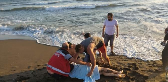 Rip akıntısına kapılan genci cankurtaran ve vatandaşlar kurtardı