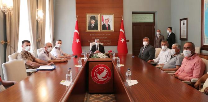Vali Doğan, Hassalı Muhtarların sorunlarını dinledi
