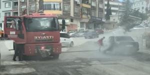 Seyir halindeki otomobil alev aldı, yangını itfaiye ekipleri söndürdü