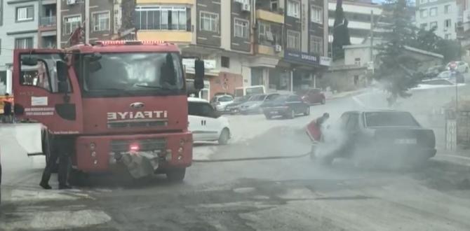 Seyir halindeki otomobil alev aldı, yangını itfaiye ekipleri söndürdü