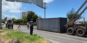 Hatay’da tırın açılan dorsesi yön levhalarına çarptı