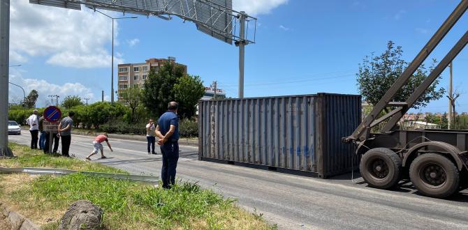 Hatay’da tırın açılan dorsesi yön levhalarına çarptı