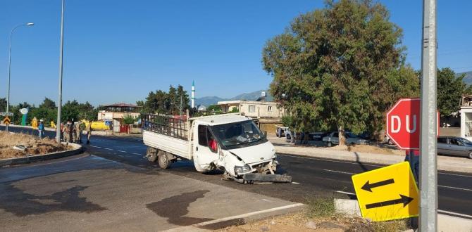 Hatay’da kamyonet ile otomobil çarpıştı: 2 yaralı