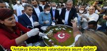 “Antakya Belediyesi vatandaşlara aşure dağıttı”