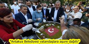 “Antakya Belediyesi vatandaşlara aşure dağıttı”
