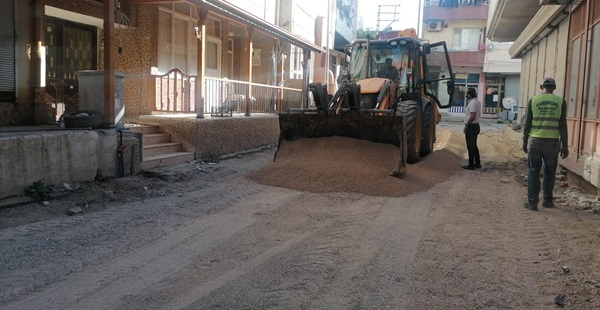 Samandağ’da yol yapım çalışmaları sürüyor