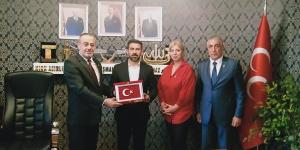 Vatanını Sevenler’den Başkan Adal’a plaket