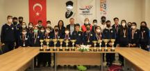 Genç atletler başarılarını Başkan Savaş ile paylaştı