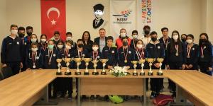 Genç atletler başarılarını Başkan Savaş ile paylaştı