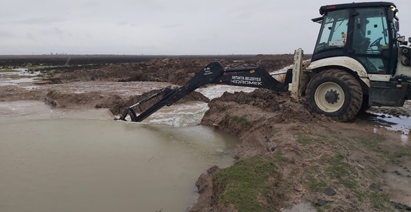Antakya Belediyesi yağıştan etkilenen bölgelere müdahale ediyor