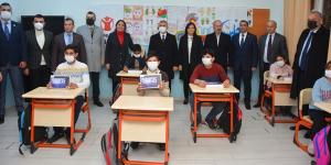 Antakya Belediyesi öğrencilere tablet dağıttı