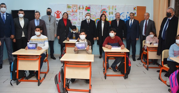 Antakya Belediyesi öğrencilere tablet dağıttı