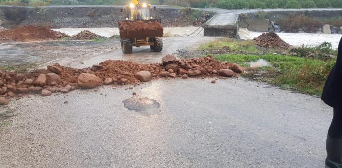 Hatay’da şiddetli yağmurda köprü yıkıldı, tekne alabora oldu