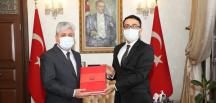 Vali Doğan’a ‘Hatay Devleti Resmi Gazetesi’ kitabı takdim edildi