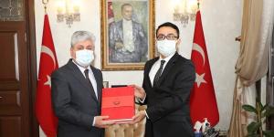 Vali Doğan’a ‘Hatay Devleti Resmi Gazetesi’ kitabı takdim edildi